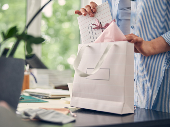 Bedrijfsgeschenken personeel tasje uitpakken