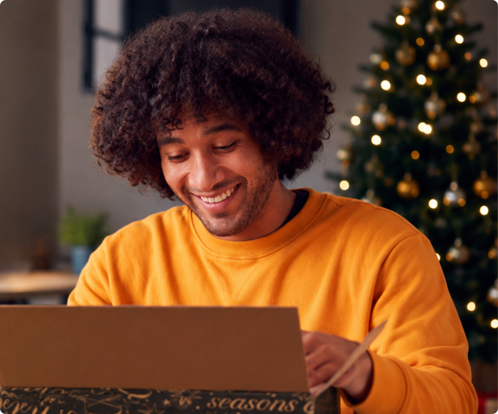 Collega ontvangt kerstpakket als kerstgeschenk voor bedrijven